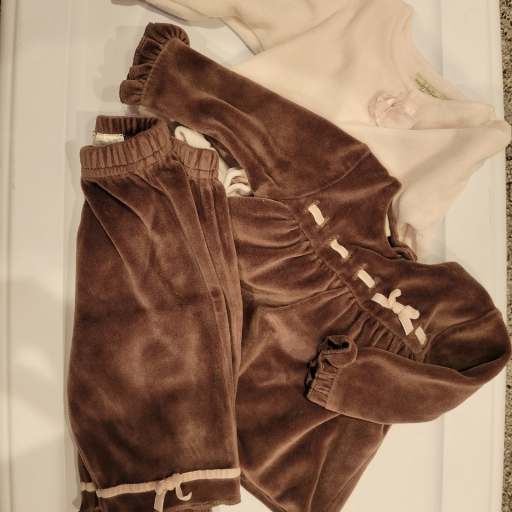 🎉SALE 5 for $15🎉 2 sets - Wendy Bellissimo matching outfits. Size 3m.